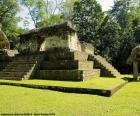 Seibal foi uma cidade maia na bacia do Rio La Pasión. Estrutura A-3 é uma plataforma de templo localizada no centro da Praça Sul, Guatemala