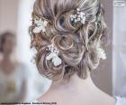 Um belo penteado de casamento con flores brancas