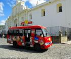 O autocarro turístico pequeno para visitar Antigua, Guatemala