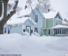 Duas casas cobertas de neve