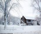 Uma paisagem de inverno com um celeiro nevado