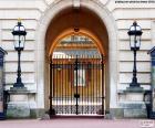 Dentre as portas de entrada para o pátio do Palácio de Buckingham