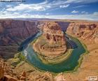 Horseshoe Bend é o nome de uma imensa curva em forma de ferradura executada pelo curso do rio Colorado, Arizona, Estados Unidos