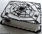 Um bolo delicioso e aterrorizante para o halloween, com uma decoração de web aranha e várias aranhas