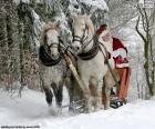 Papai Noel chegando em seu trenó puxado por dois lindos cavalos brancos