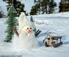 Um pequeno boneco de neve ao lado de seu trenó