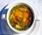 Uma sopa quente para combater o frio, com vários ingredientes