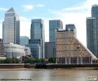 Canary Wharf é um complexo de edifícios comerciais localizado na cidade de Londres, localizado na ilha de cães na área de Tower Hamlets