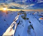 O Schilthorn é uma montanha nos Alpes suíços, no topo, encontramos o restaurante Piz Gloria