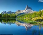 O lago Federa é que um típico Lago dolomítico arranha-céus localizado em Cortina d'Ampezzo, na província de Belluno, Itália