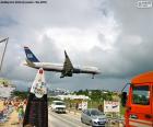 Um avião no aterragem no Aeroporto Internacional Princesa Juliana na ilha de São Martinho, no Caribe