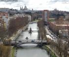 O Rio Manzanares atravessando a cidade de Madrid