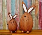 Duas belas figuras de coelhos da Páscoa