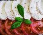 Uma deliciosa salada de tomate com mussarela e manjericão