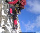 Alpinista equipada para escalar no inverno