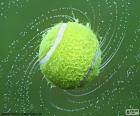 Bola de tênis molhado