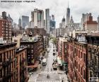 Bela foto de uma rua em Manhattan, onde vemos o contraste entre os subúrbios e o escritório, área de Manhattan, Nova Iorque