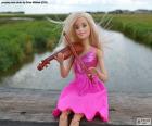 Boneca Barbie sentada numa ponte tocando violino