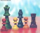 Várias peças de xadrez colorido, dama, bispo, torre e três peões