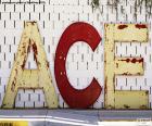 As letras A, C e E, em cima do muro da cor branca