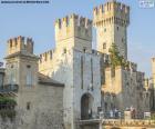 O Castelo Scaligero é um castelo medieval localizado na cidade de Sirmione, Itália