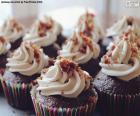 Cupcakes ou bolinhos de chocolate decorados com uma cobertura