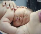 Foto de um recém-nascido acima de sua mãe