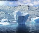 Iceberg perto da beira-mar