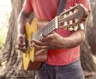 Um homem tocando guitarra na rua