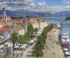 Trogir é uma histórica cidade e Porto na costa do mar Adriático, na região de Split-Dalmácia, Croácia