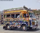 O ônibus é um meio de transporte mais barato para deslocamentos em Dakar, Senegal