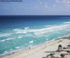 Uma das belas praias de branca areia e água turquesa em Cancun, México