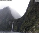 Belas paisagens da cascata de Stirling em Milford Sound. Parque Nacional de Fiordland, Nova Zelândia