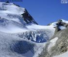 A geleira de Stein é ficada situada nos alpes suíços