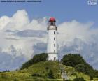 O farol de Dornbusch é ficado situado no console de Hiddensee na costa do mar Báltico, Alemanha