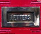 Caixa de correio em uma porta vermelha