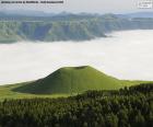 Komezuka é um cone vulcânico em Aso, Japão. Tem cerca de 50 metros de altura, um campo de grama verde cobre a área circundante e sua superfície. É um espetáculo e tanto...