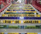 Escadaria emblemática, adornada pelo artista Jorge Selarón, com mosaicos pintados à mão de cor, localizados no bairro de Santa Teresa, Rio de Janeiro, Brasil