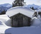 Uma cabana solitária de montanhas cobertas de neve