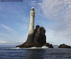 Um grande farol construído sobre as rochas no meio do mar, os faróis ajudam a guiar os barcos e impedi-los de se aproximarem perigosamente da costa.