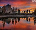 Lake di Limides é um pequeno lago localizado entre alguns dos picos mais famosos dos Dolomitas, Itália