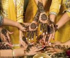 Tatuagens de henna vêm do leste, onde são chamadas de Mehndi: seu significado era no passado, sinônimo de bom presságio