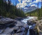 Um rio de água branca em uma espetacular paisagem montanhosa