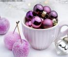 Bolas de Natal em uma xícara