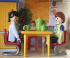 Uma família Playmobil feliz comendo na mesa da cozinha