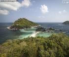 Koh Nang Yuan é uma ilha no sul da Tailândia. A praia formada pelo banco de areia que se junta às três pequenas ilhas de Koh Nang Yuan é, sem dúvida, uma das mais bonitas da Tailândia