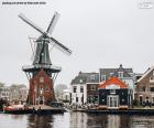 O moinho De Adriaan é um moinho de vento de avental às margens do rio Spaarne. Originalmente construído em 1778, foi reconstruído pouco depois de sofrer um incêndio em 1932. Haarlem