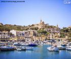 Ghajnsielem é uma cidade histórica e turística, vista do porto de Mġarr, Gozo, Malta