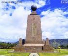 O monumento ao Meio do Mundo localizado ao norte da cidade de Quito, refere-se aos dois hemisférios, Norte e Sul, separados pela linha equinoctial, da qual o país leva o nome, Equador.