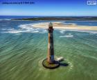 Farol de Morris Island na manhã ensolarada, Carolina do Sul, EUA O farol foi listado no Registro Nacional de Lugares Históricos em 1982